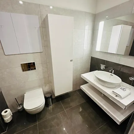 Helen C317 Hrebienok Daire